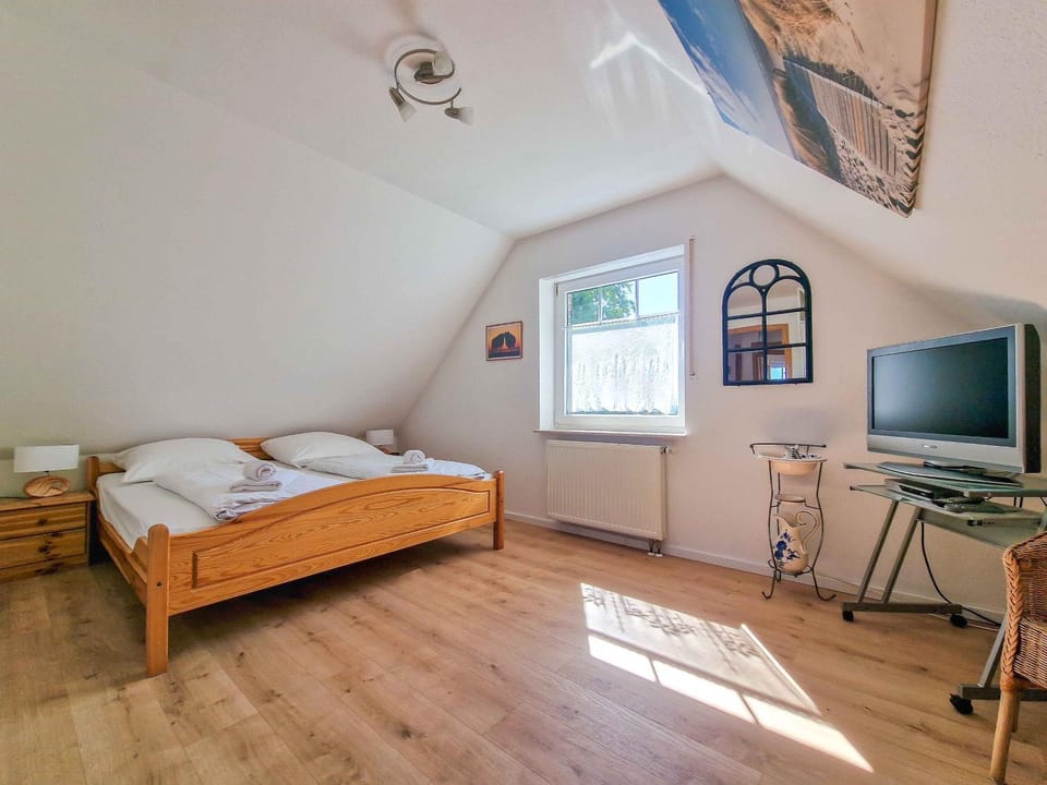 Bed, TV and multimedia, Bedroom
