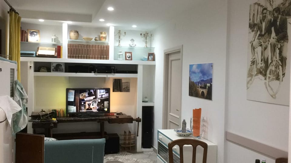 TV and multimedia, Living room, Seating area, Dining area