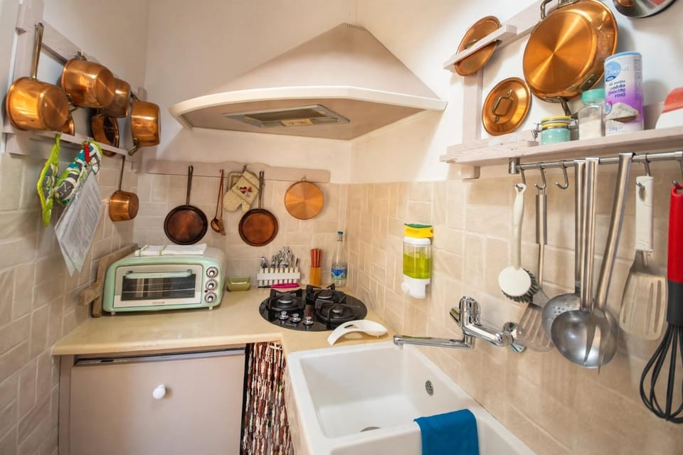 Kitchen or kitchenette, minibar, oven, stove, toaster
