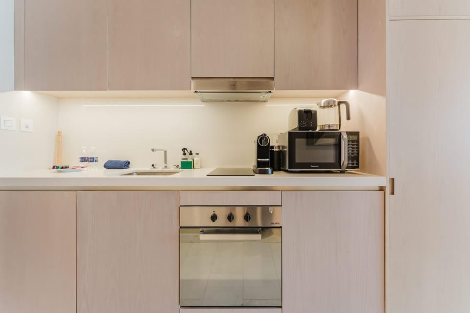 Coffee/tea facilities, Kitchen or kitchenette, microwave, stove, toaster