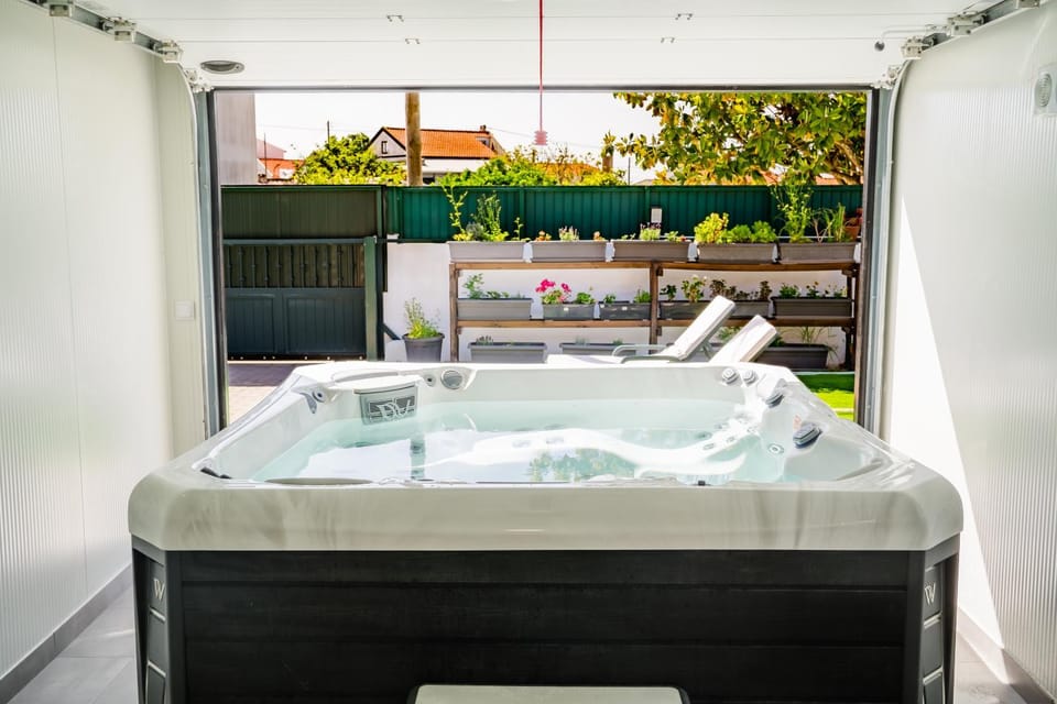 Hot Tub, Hot Tub