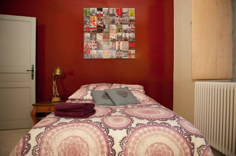 Bed, View (from property/room), Other, Other, Photo of the whole room, Decorative detail, Bedroom, City view, Street view