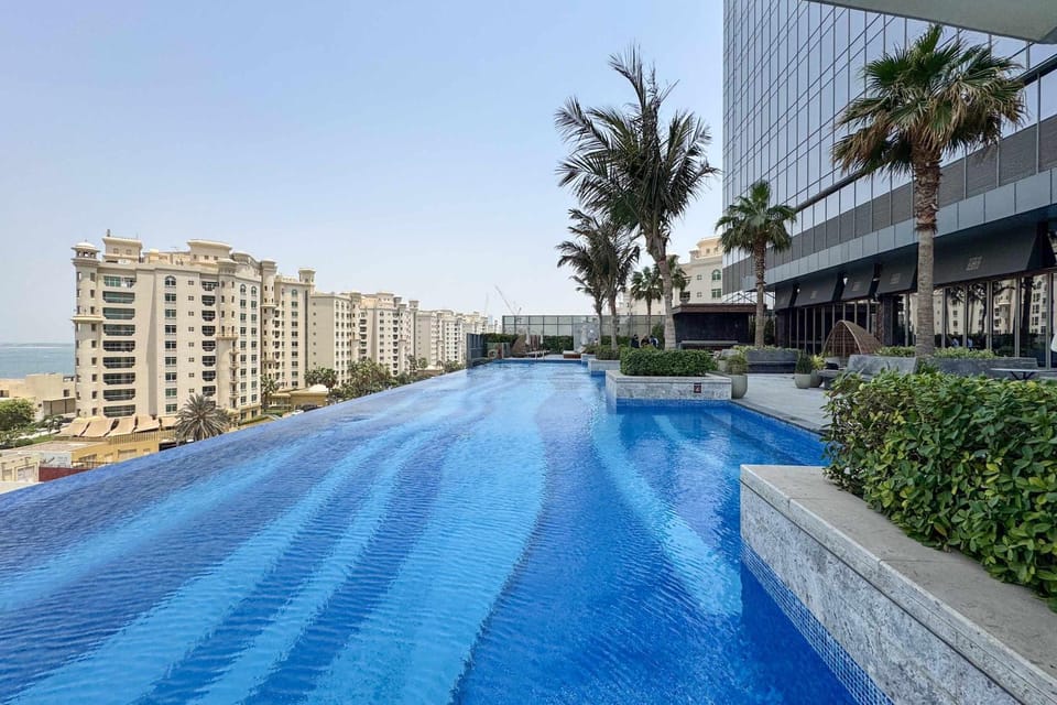 Property building, Day, Pool view, Swimming pool, Swimming pool