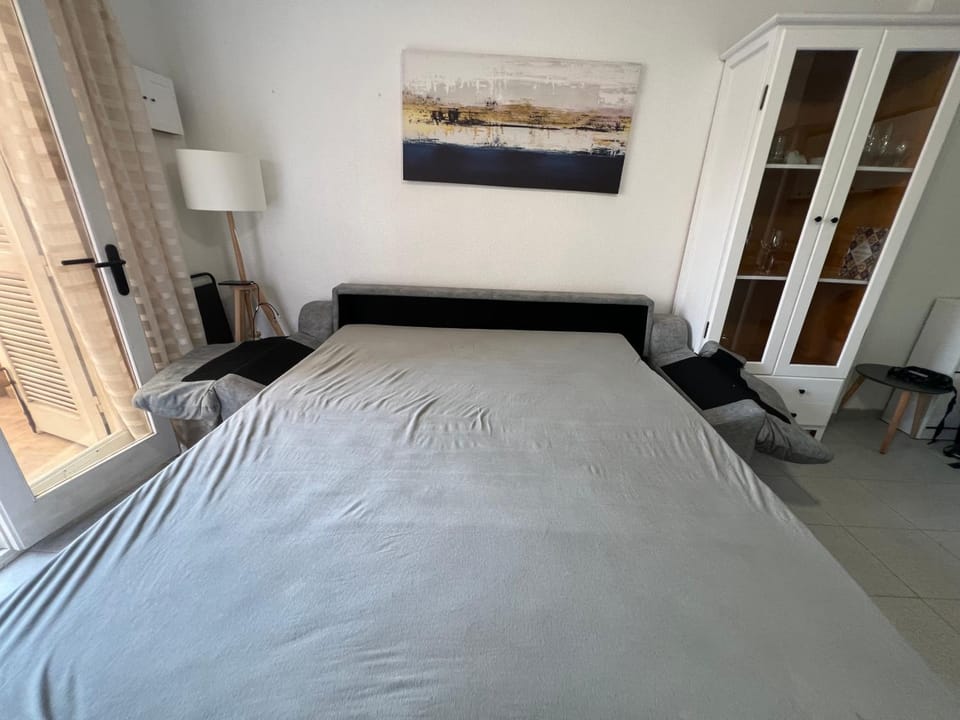 Bed, Living room