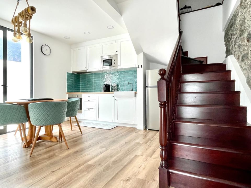 Kitchen or kitchenette, Dining area, stove