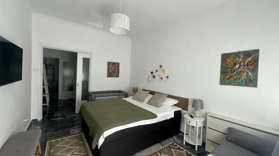 Bed, TV and multimedia, Photo of the whole room, Bedroom