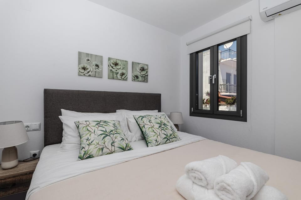 Bed, Photo of the whole room, Bedroom, towels, air conditioner