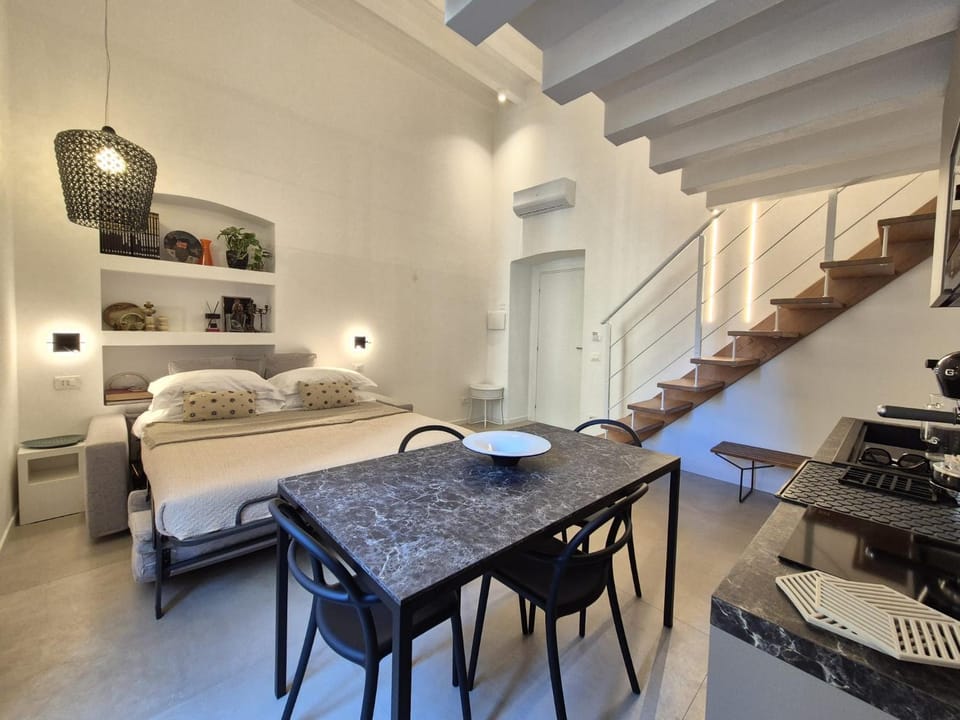 Bed, Kitchen or kitchenette, Living room, Seating area, Dining area