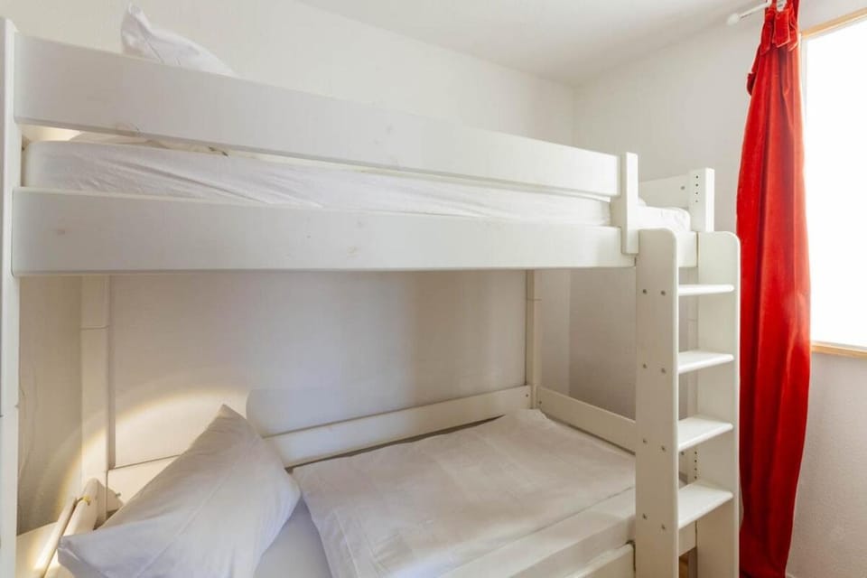 Bedroom, bunk bed