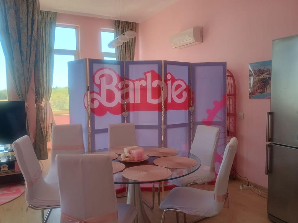 Communal lounge/ TV room, TV and multimedia, Dining area