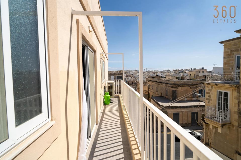 Property building, Neighbourhood, Balcony/Terrace, City view, Street view