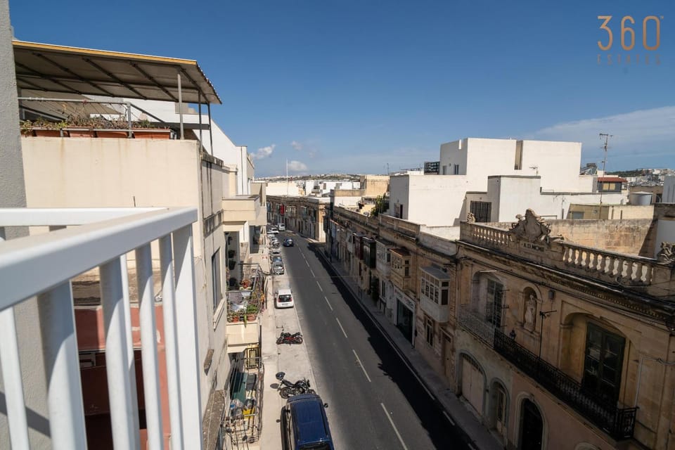 Day, Neighbourhood, City view, Street view, Location