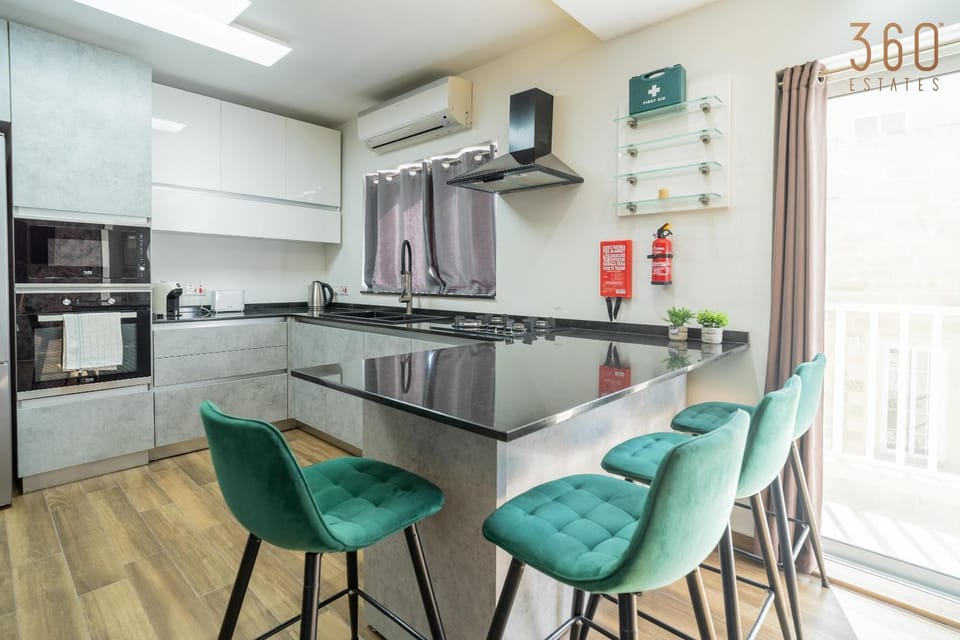 Kitchen or kitchenette, Dining area, dishwasher, minibar, oven, pet friendly, stove