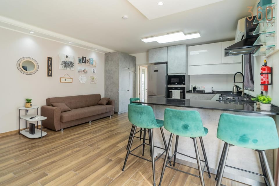 Kitchen or kitchenette, Living room, Seating area, Dining area, minibar, oven, pet friendly, stove