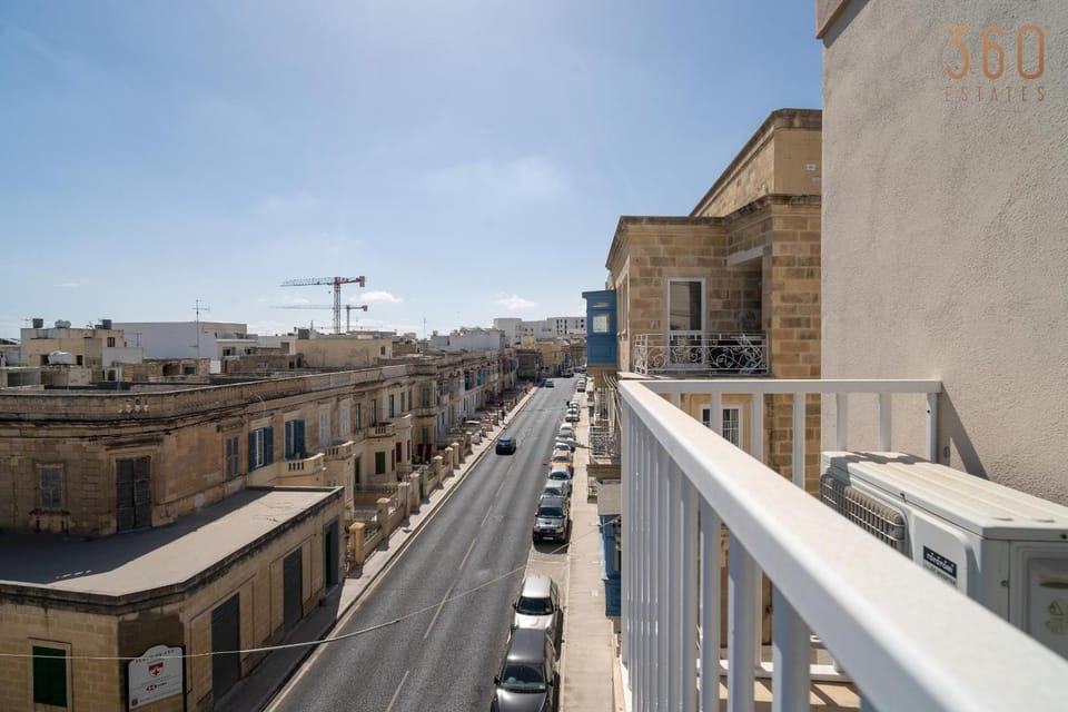 Property building, Day, Neighbourhood, City view, Street view, Location, Parking