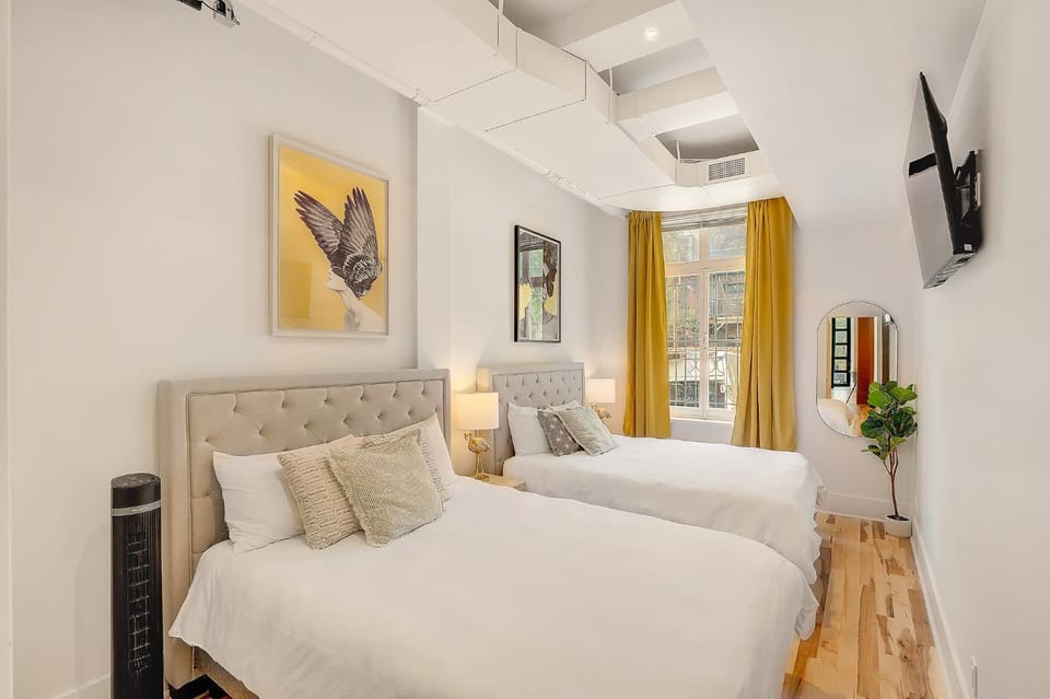Bed, TV and multimedia, Bedroom