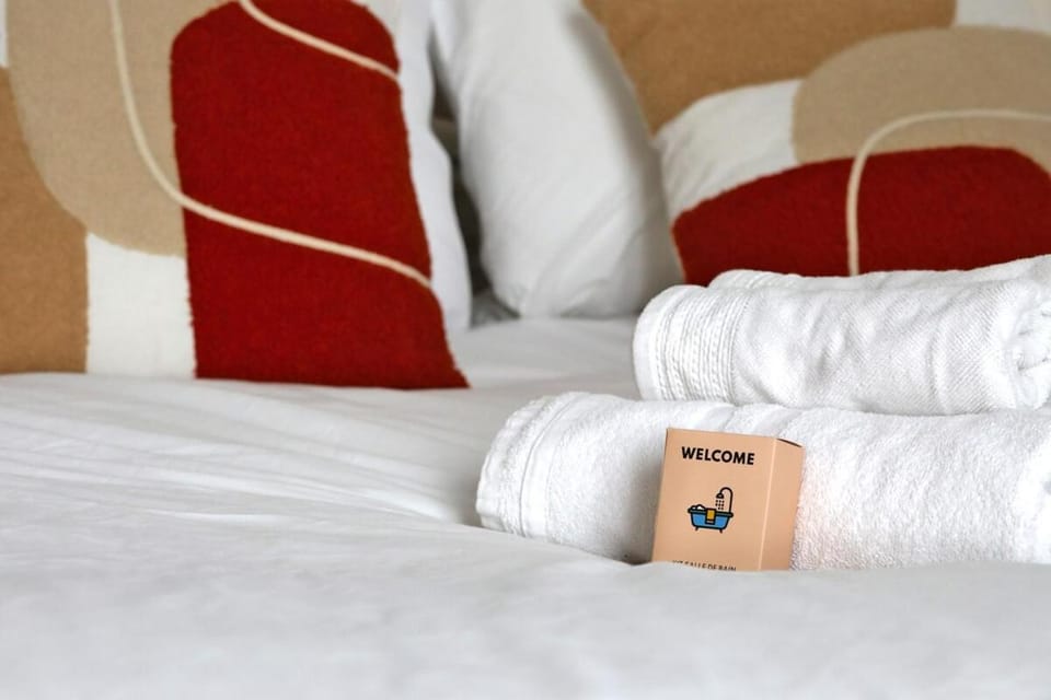 Bed, towels