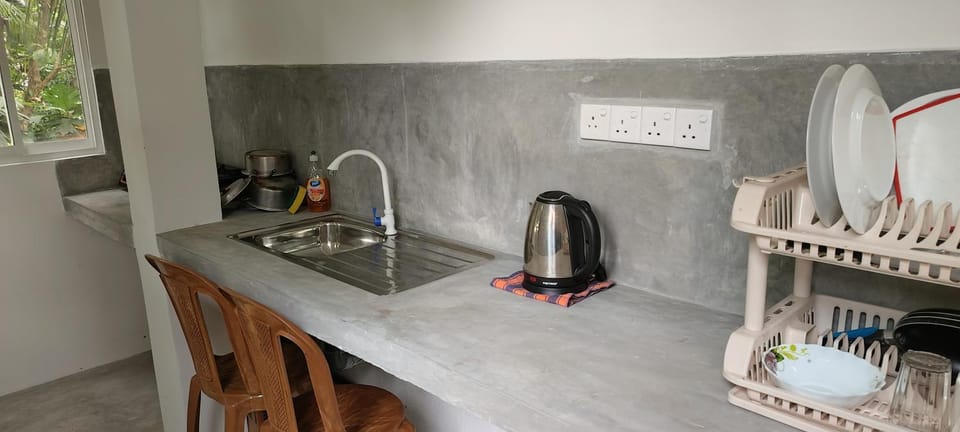 Coffee/tea facilities, Kitchen or kitchenette, stove