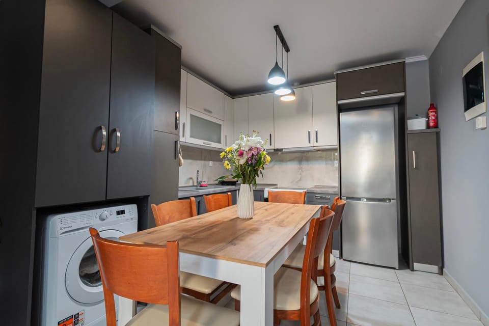 Kitchen or kitchenette, Dining area, stove