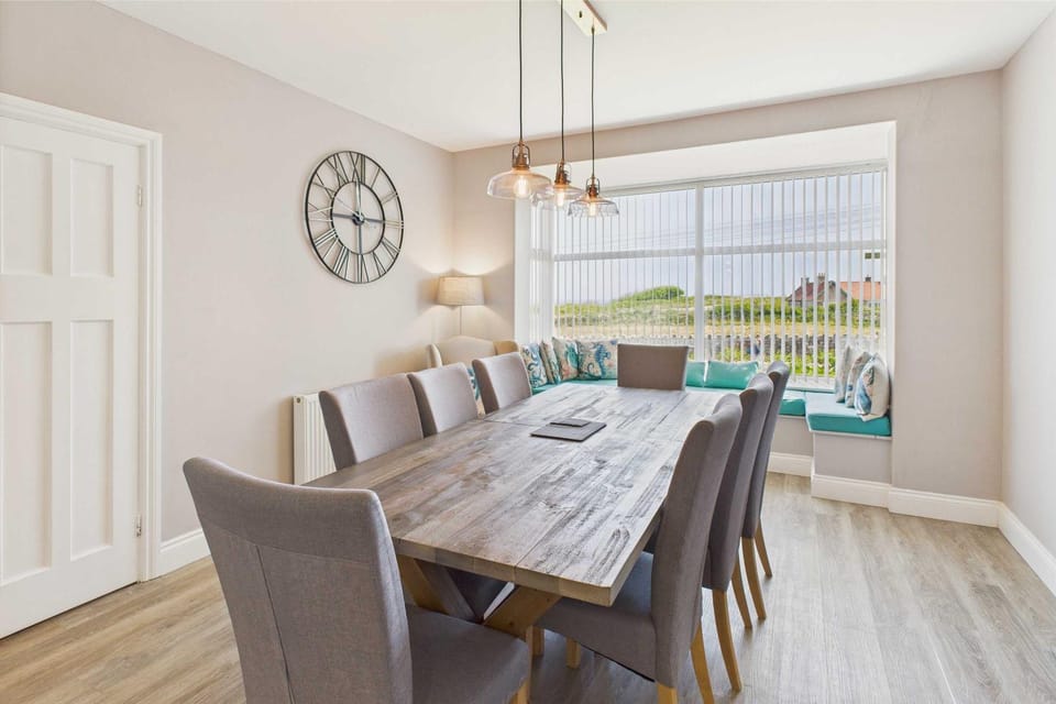 Seating area, Dining area