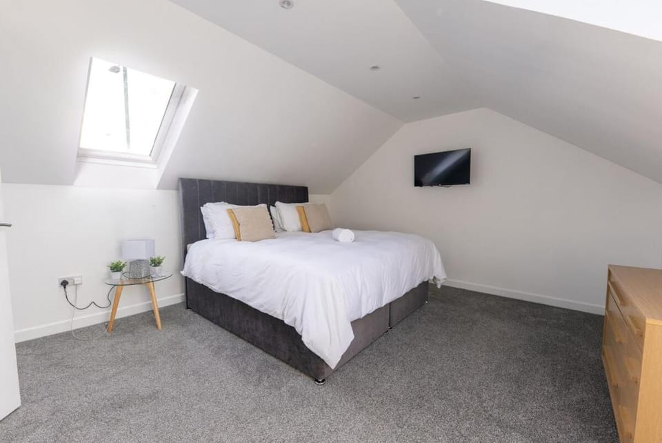 Bed, TV and multimedia, Bedroom