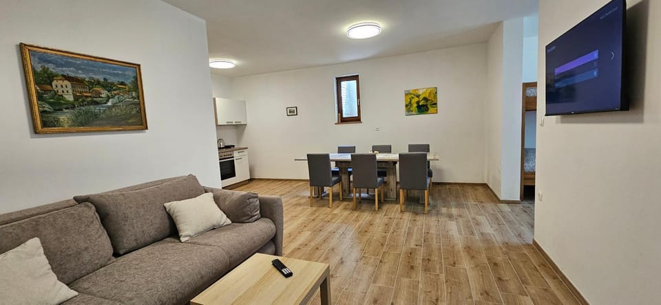 Kitchen or kitchenette, Seating area