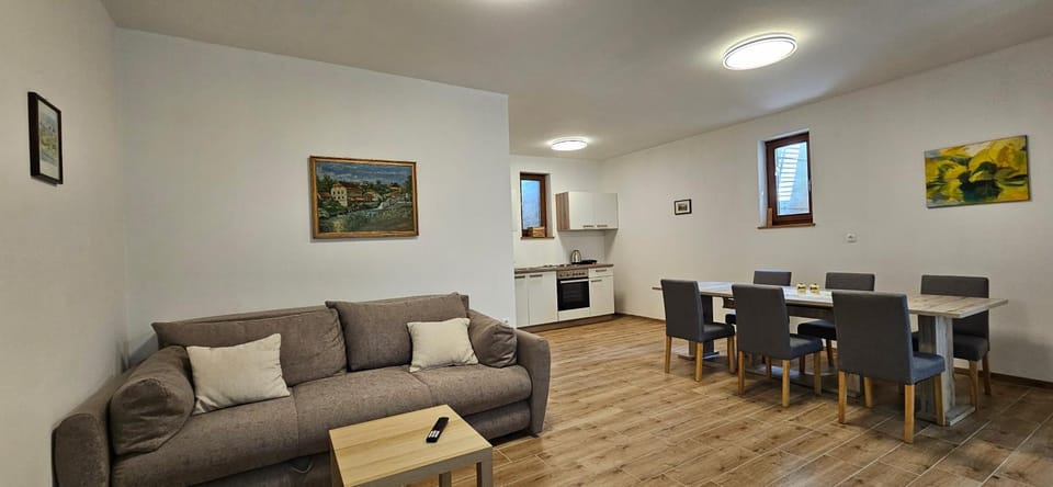 Kitchen or kitchenette, Seating area