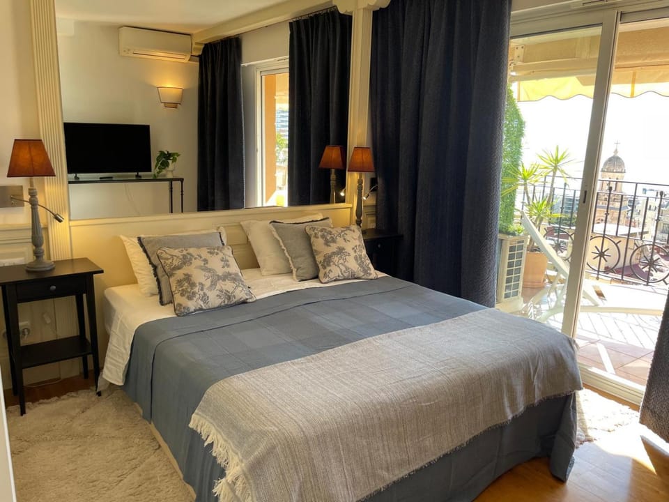 Palais Florentin - Prime location -150m Casino gardens - Panoramic Sea View - Large Terrace - Parking Apartment in Avenue du Carnier