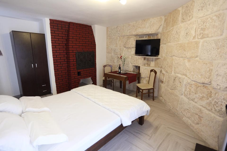 Bed, BBQ facilities, TV and multimedia, Coffee/tea facilities, Decorative detail, Seating area, Bedroom