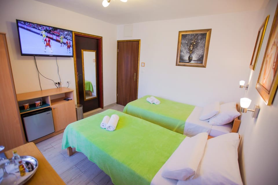 Bed, TV and multimedia, Bedroom
