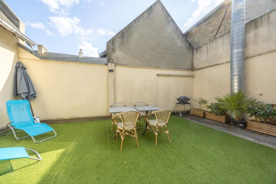Patio, Day, sunbed