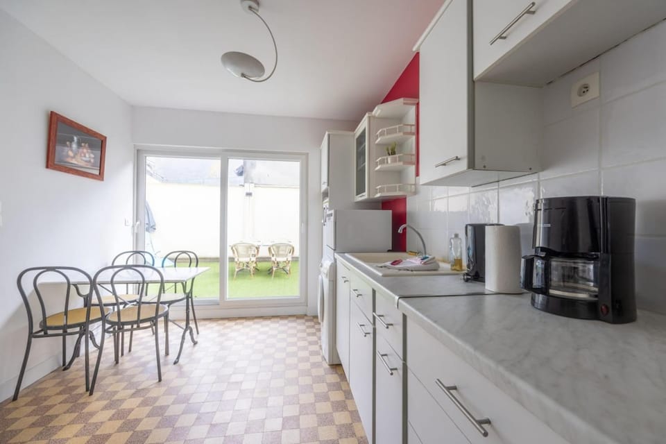 Coffee/tea facilities, Kitchen or kitchenette, oven, stove