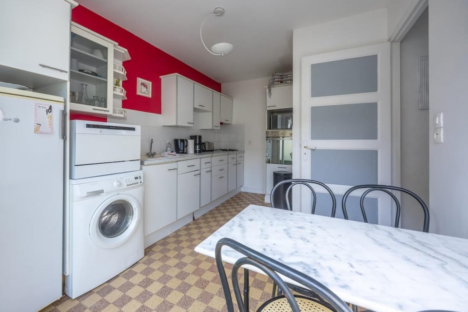 Kitchen or kitchenette, Dining area, dishwasher, oven, stove, washing machine