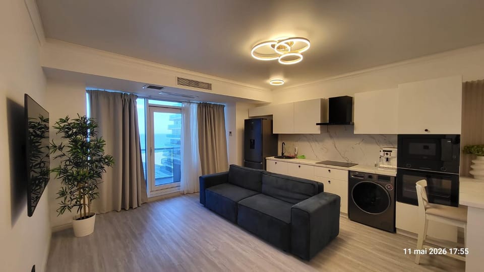 TV and multimedia, Kitchen or kitchenette, Living room, Seating area, stove, washing machine