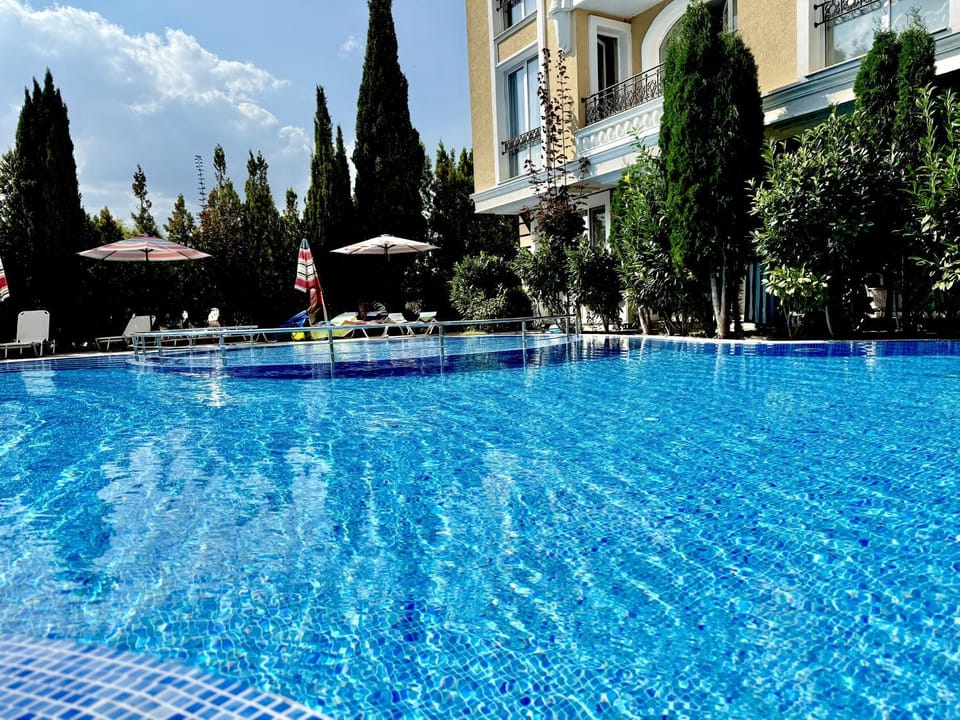 Swimming pool, sunbed
