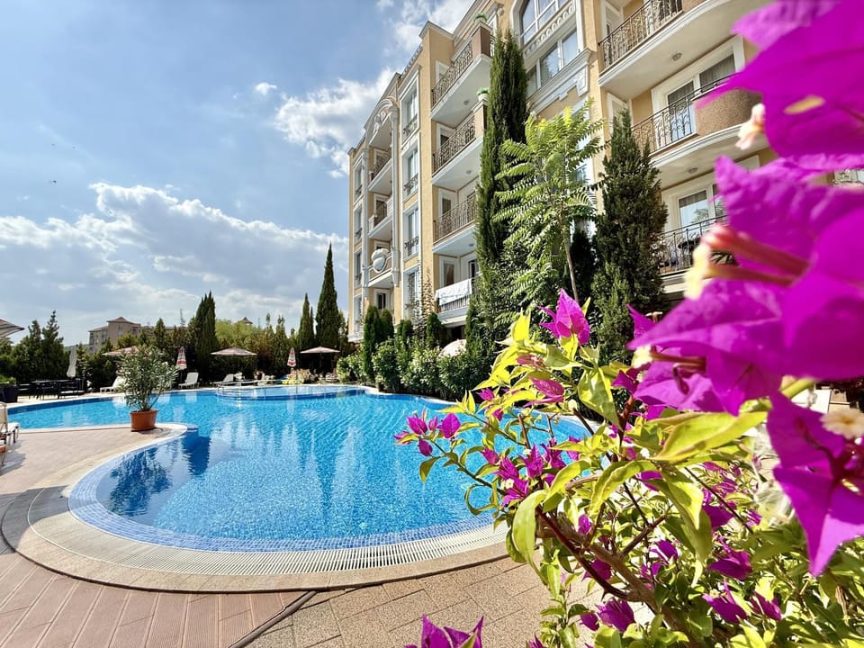 Property building, Swimming pool, sunbed