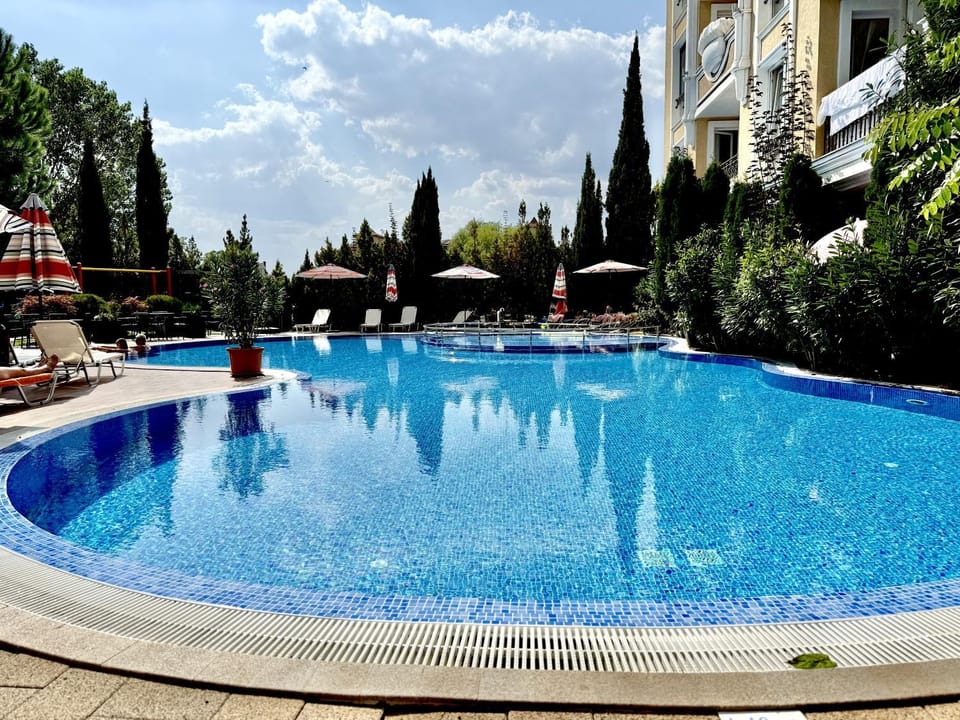 Property building, Swimming pool, sunbed