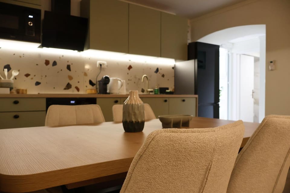 Kitchen or kitchenette, Dining area