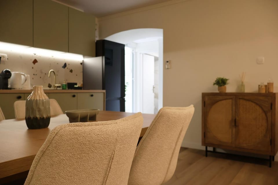 Kitchen or kitchenette, Seating area, Dining area