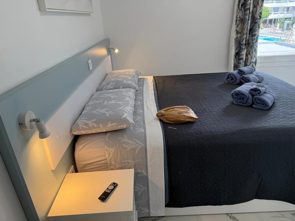 Central location C, Americas, pool view sunny wifi Apartment in Playa de las Americas