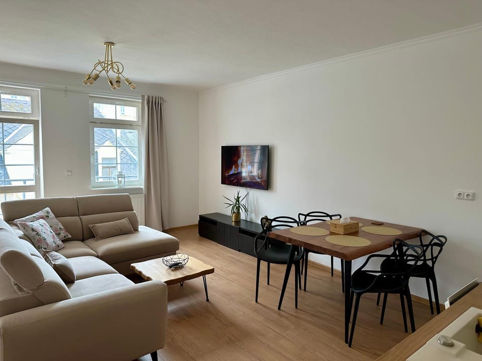 Communal lounge/ TV room, TV and multimedia, Living room, Seating area, Dining area, Evening entertainment
