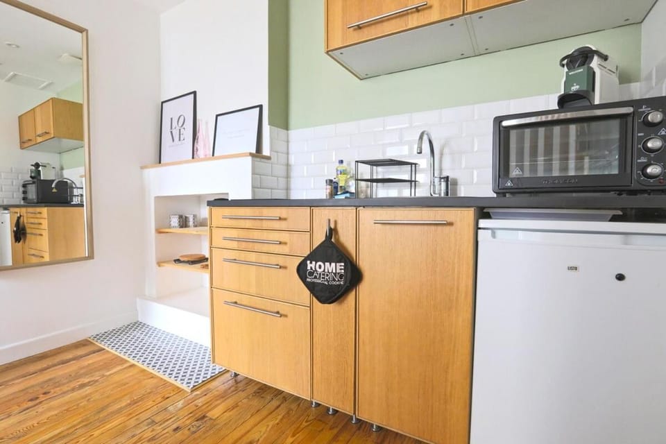 Kitchen or kitchenette, oven
