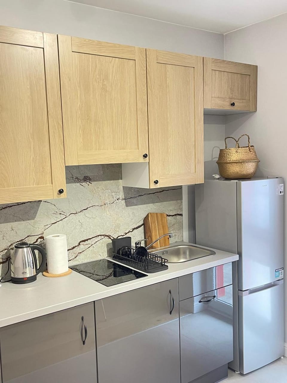 Coffee/tea facilities, Kitchen or kitchenette, stove