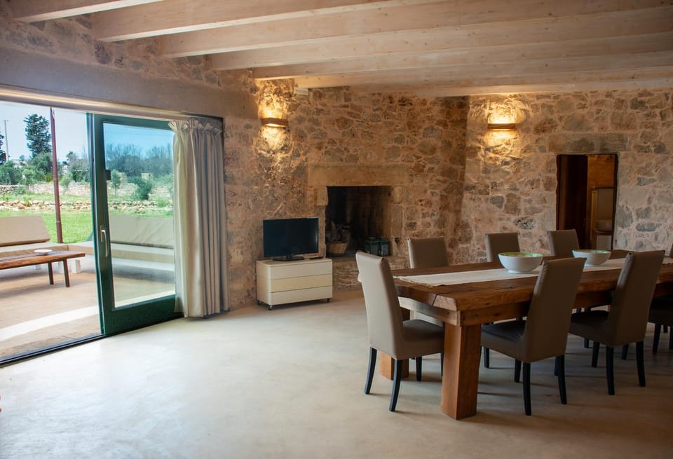 Communal lounge/ TV room, TV and multimedia, Living room, Seating area, Dining area