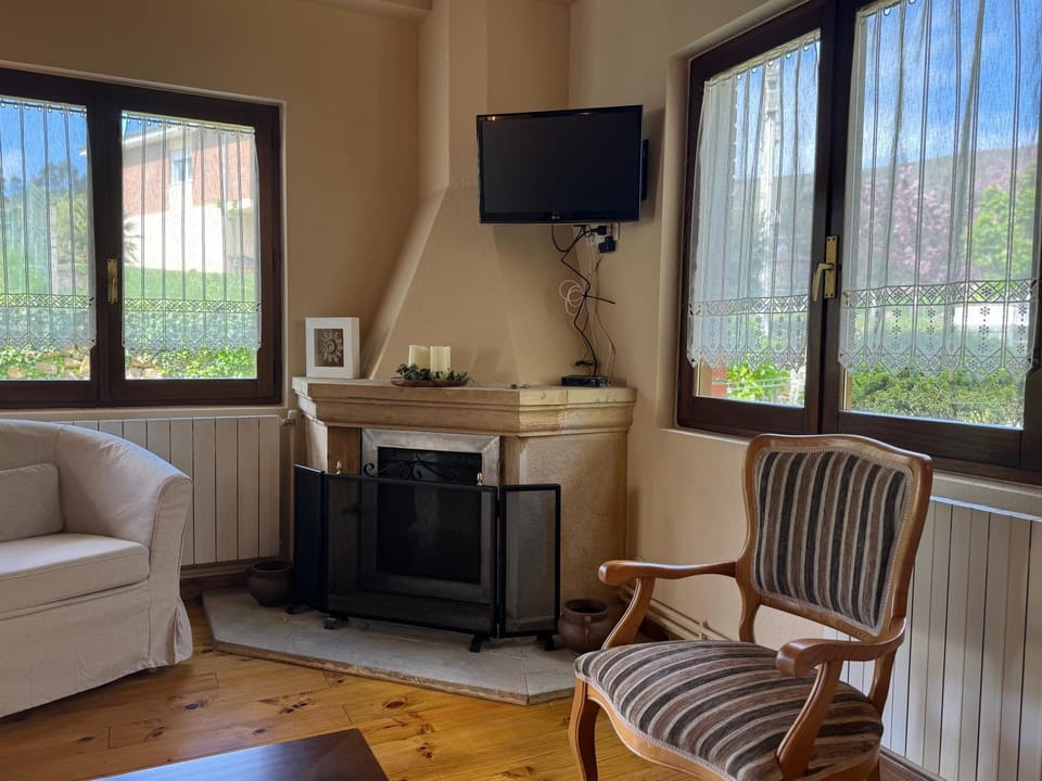 TV and multimedia, Living room, Seating area, fireplace