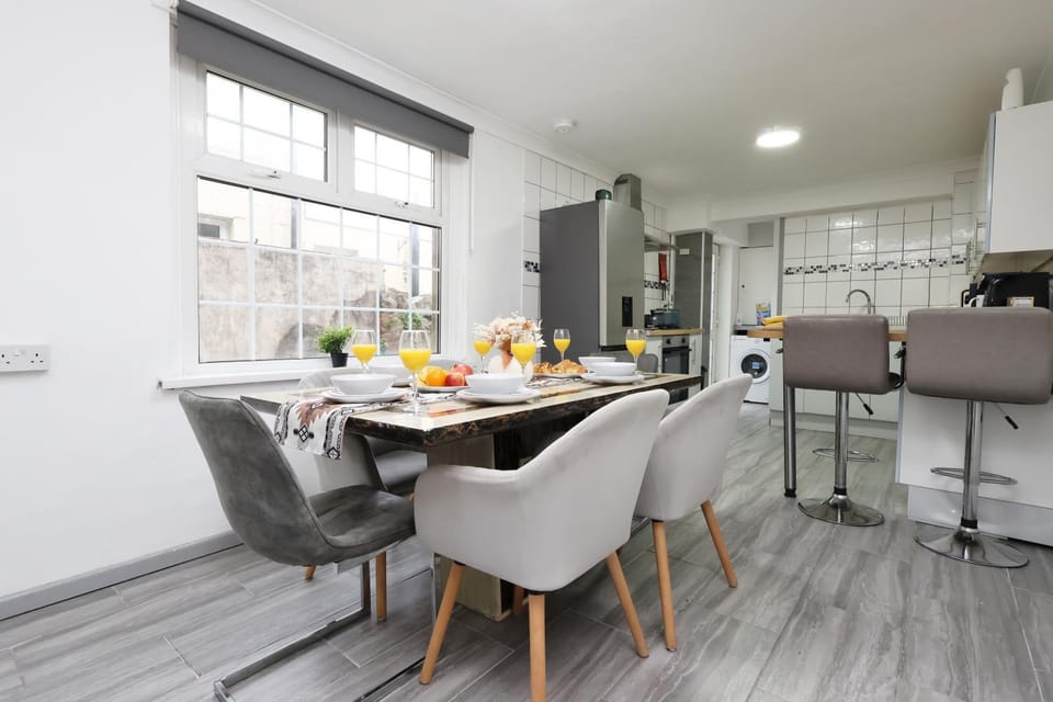 Spacious 4BR Cardiff House By Homesy Vacation Rental - Free Parking & Free Wi-Fi House in Cardiff