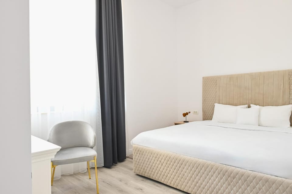 Bed, Photo of the whole room, Seating area, Bedroom