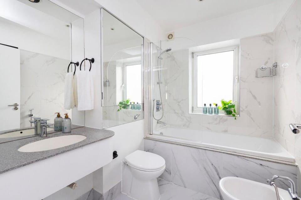 Shower, Toilet, Bathroom, Bath, bidet, towels