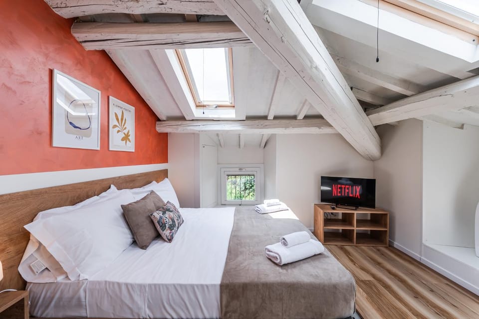 Bed, TV and multimedia, Photo of the whole room, towels