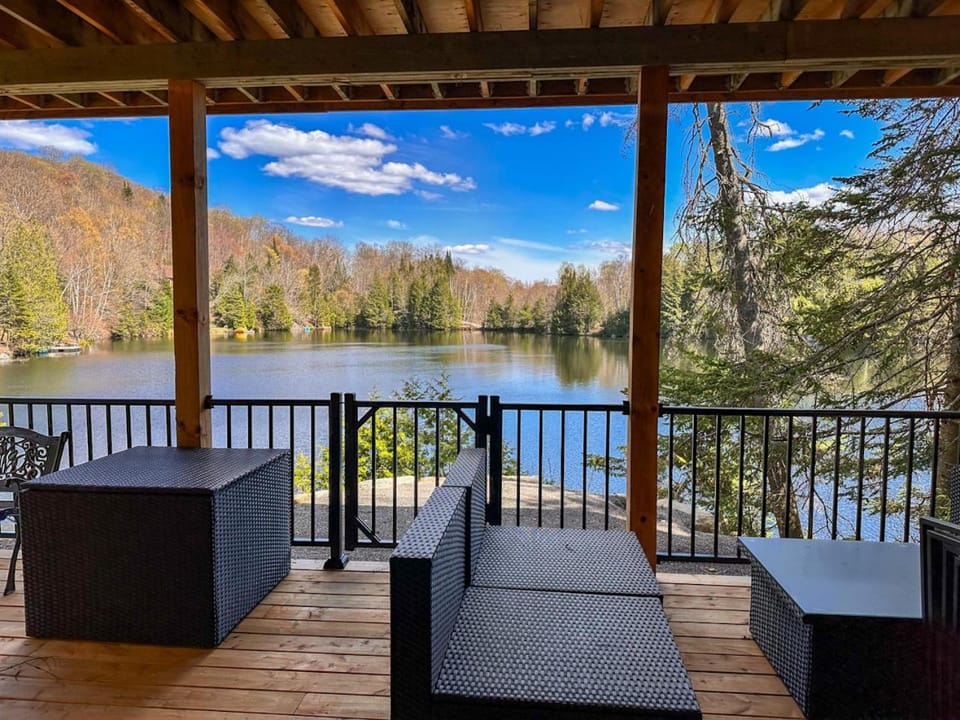 Le Mimosa Monthly Winter Stay Ski Retreat Chalet in Morin-Heights